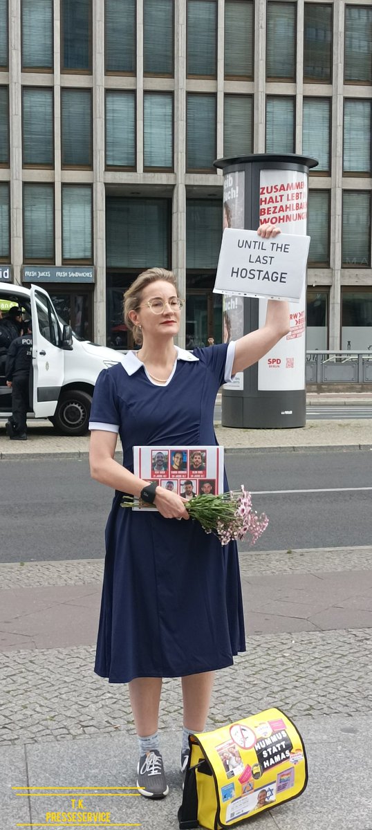 Auch Karoline  preisler war am Sonntag am Rande der pro palästina Israel hasser Kundgebung auf dem Potsdamer Platz die unter dem Motto angemeldet wurde Gaza muss frei sein 
Und hat Haltung gezeigt denn sie ist die mutigste Frau Deutschlands 
#b0408