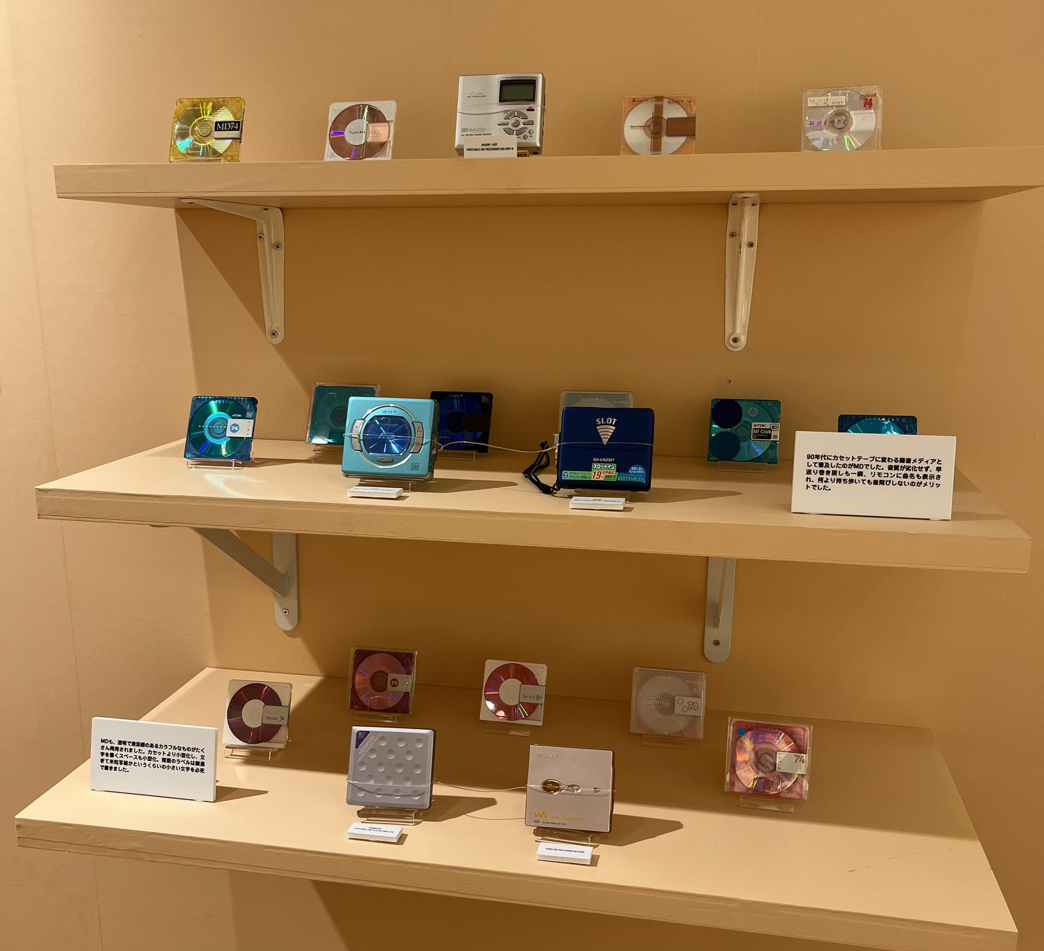 au　 INFOBAR ビルディング5370SLA（美品）コレクションに最適 初代INFOBAR型 Apple Watch Case｜ INFOBARの最新情報はこちら