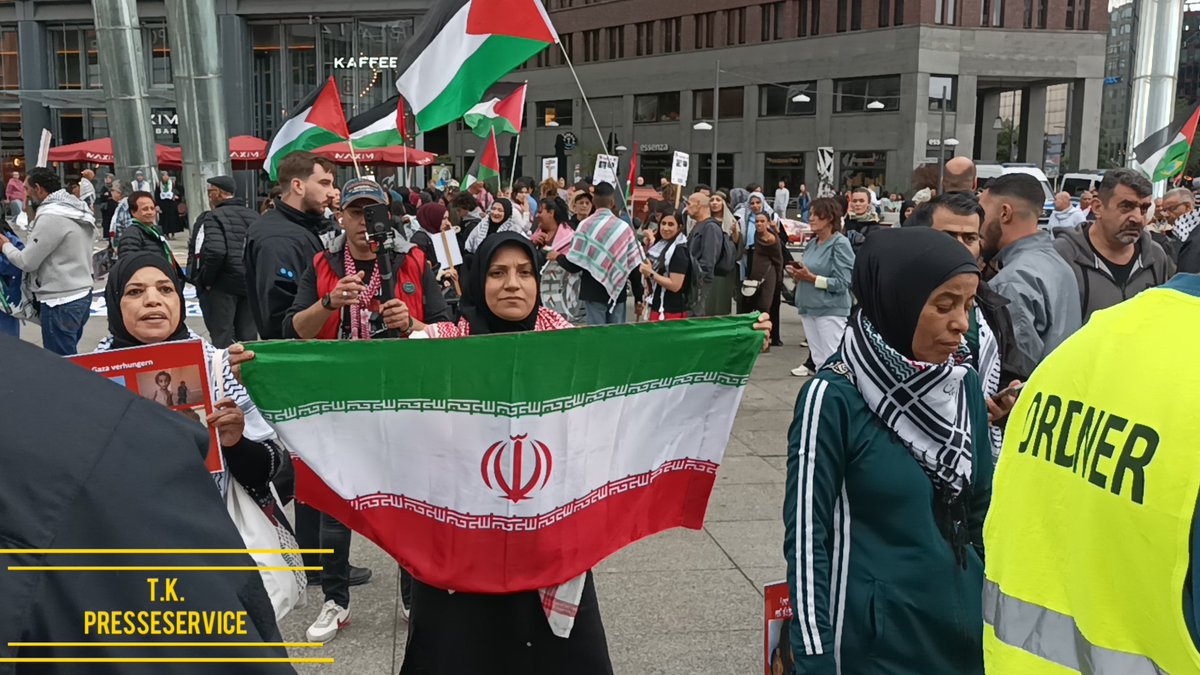Karoline preißler und ihre allerbeste Freundin beide haben gestern am Rande der Pro Palästina Israel hasser Kundgebung auf dem Potsdamer Platz gestanden und haben Haltung gezeigt gegen die Hamas Befürworter 
#b0408