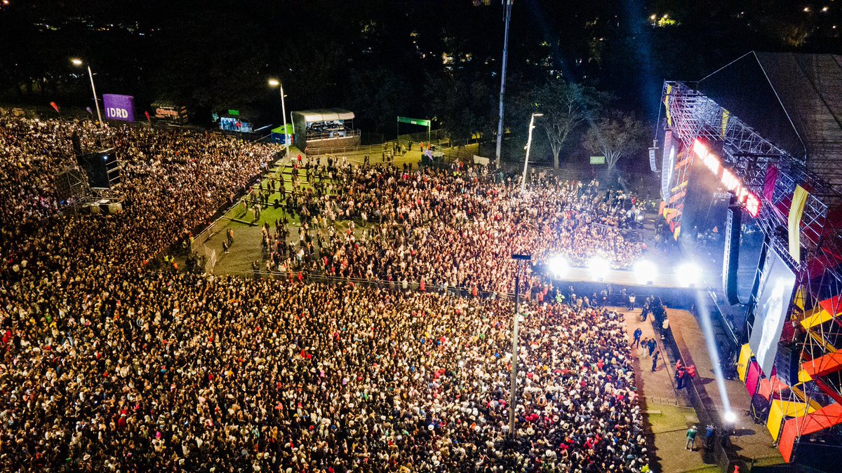 IDRD's tweet image. Miles de almas cantando al unísono, el parque latiendo al ritmo del vallenato y un cielo que fue testigo de esta fiesta 💜
Así se cierra una nueva versión de #VallenatoAlParque2025
Y lo mejor aún queda mucho por vivir en el #FestivalDeVerano ✨ @idartes @Olimpicasemetio…
