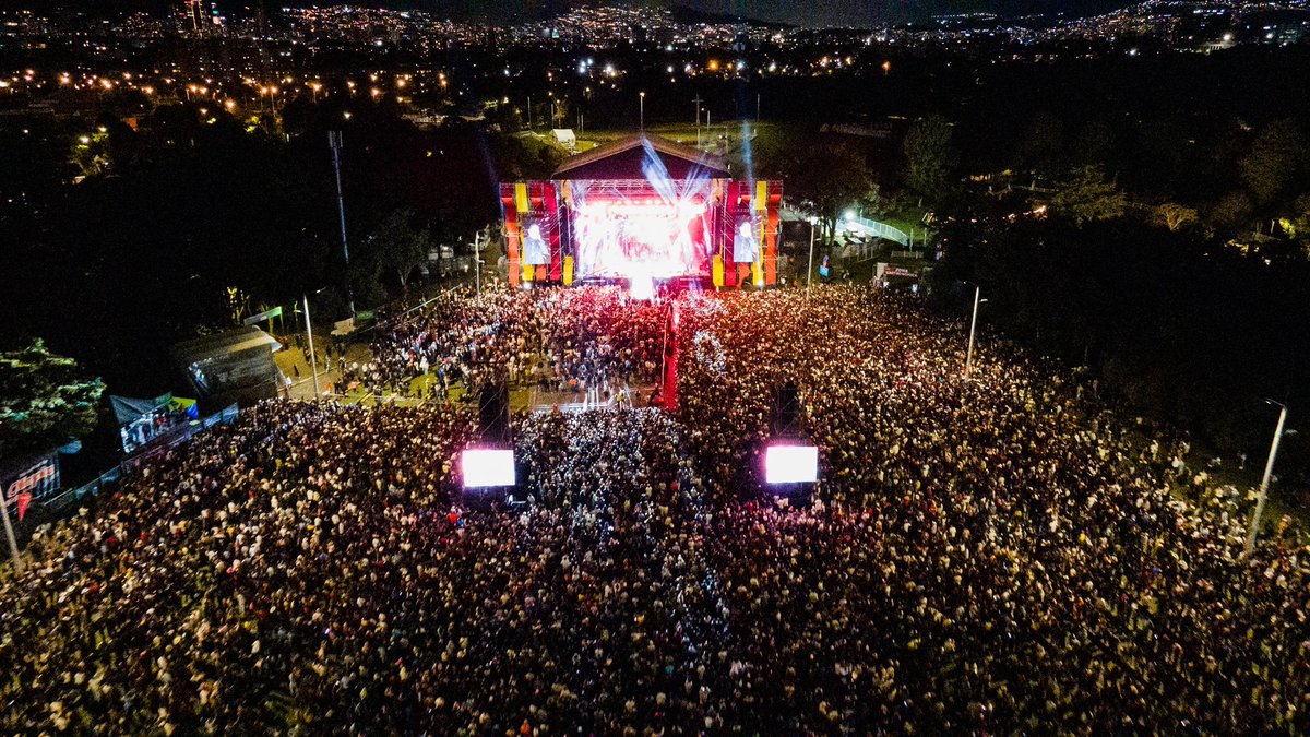 IDRD's tweet image. Miles de almas cantando al unísono, el parque latiendo al ritmo del vallenato y un cielo que fue testigo de esta fiesta 💜
Así se cierra una nueva versión de #VallenatoAlParque2025
Y lo mejor aún queda mucho por vivir en el #FestivalDeVerano ✨ @idartes @Olimpicasemetio…