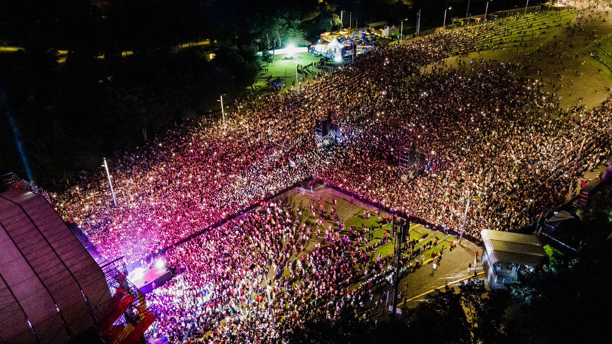 IDRD's tweet image. Miles de almas cantando al unísono, el parque latiendo al ritmo del vallenato y un cielo que fue testigo de esta fiesta 💜
Así se cierra una nueva versión de #VallenatoAlParque2025
Y lo mejor aún queda mucho por vivir en el #FestivalDeVerano ✨ @idartes @Olimpicasemetio…