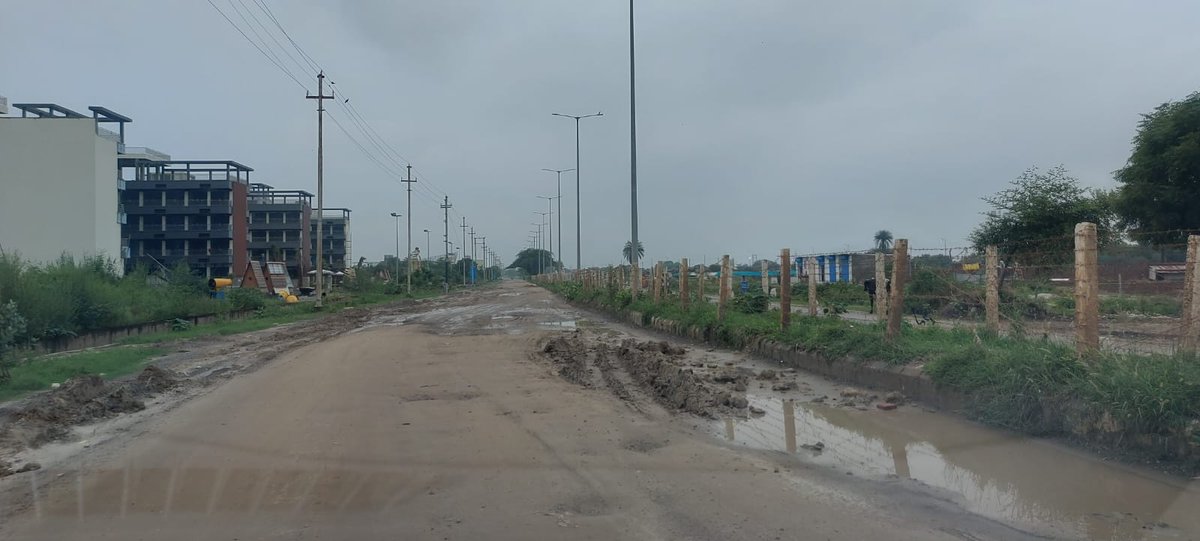 aksindian46's tweet photo. Reminder 49, @narendramodi @myogiadityanath
This issue was first raised on 18/12/24, with continued reminders since then.
Road update: > Conditions deteriorating daily. No solution
@dmgbnagar
@OfficialGNIDA Location: GN West,SC-01 https://t.co/0r2gRBSAoD
