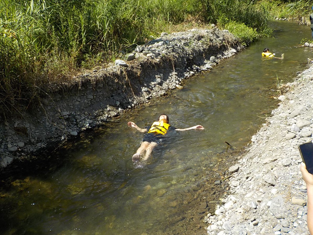 8月2日(土)に #かんな川水辺の楽校 で「夏休みマス掴み取り大会」が行われました。
小学生34名が #せせらぎ水路 に放流されたマスを手や手網を使って捕まえたり、#川流れ を体験しました。
暑い中、マスと冷たい水の感触を楽しむ子ども達の歓声が上がりました
#神流川 #水辺の楽校 #自然体験 #環境学習