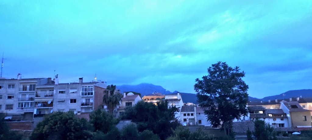 Bon dia des d'Esparreguera
(Baix Llobregat)
Dades a les 6:30h
T.Max.Ahir. 30°
T.Min.Avui. 20,5°
T.Actual. 21°
Hum. 87%
T.Xafogor. 27
Vent. SE 7,2 km/h
Vent.Max. 16,9 km/h
Pressió. 1019 mb