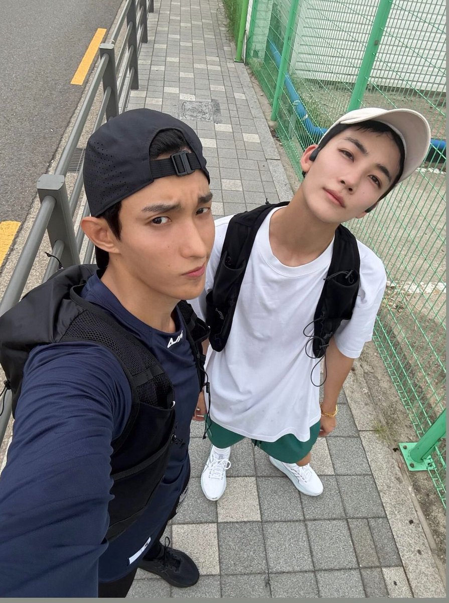 고마워사랑해

보고싶다사랑해

잘지내사랑해

기다릴게사랑해