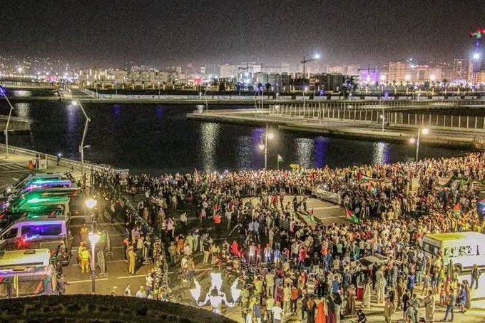 على مدار ستمئة يوم تقريبا، ودون استراحة واحدة، دون أن يقرروا الركون قليلًا، أو الخضوع للترهيب والتمييع والتطبيع، لم ينقطع أهل المغرب الأحياء ذوو الحميَّة والفداء عن وِردهم اليومي، يهتفون، يحاصرون، يحتجون في الميادين والمواني، وتكاد تسمع في أصواتهم سيدي عقبة بن نافع، يهرول بين