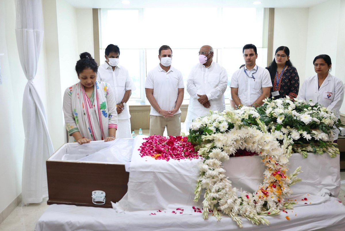NSUI (@nsui) on Twitter photo नेता विपक्ष श्री <a href="/RahulGandhi/">Rahul Gandhi</a> ने सर गंगाराम अस्पताल पहुंचकर JMM के संस्थापक और झारखंड के पूर्व मुख्यमंत्री श्री शिबू सोरेन को श्रद्धांजलि दी।
गुरुजी ने अपना संपूर्ण जीवन आदिवासी न्याय और जनसेवा के लिए समर्पित कर दिया। इतिहास उनका सदैव ऋणी रहेगा।
श्रद्धांजलि 🙏🏼
📍 दिल्ली नेता विपक्ष श्री <a href="/RahulGandhi/">Rahul Gandhi</a> ने सर गंगाराम अस्पताल पहुंचकर JMM के संस्थापक और झारखंड के पूर्व मुख्यमंत्री श्री शिबू सोरेन को श्रद्धांजलि दी।
गुरुजी ने अपना संपूर्ण जीवन आदिवासी न्याय और जनसेवा के लिए समर्पित कर दिया। इतिहास उनका सदैव ऋणी रहेगा।
श्रद्धांजलि 🙏🏼
📍 दिल्ली