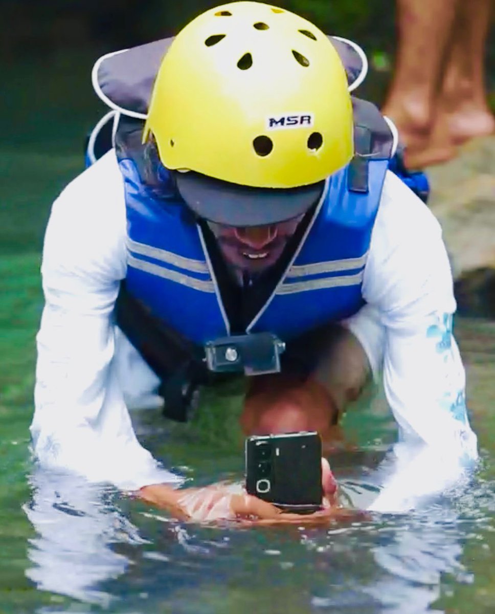 Forgot to mention layarnya yang amoled! 
Cocok dipake buat outdoor activity atau buat konten group KKN kalian 
sambil panas-panasan karena layarnya ULTRA TERANG!

Pre-order 4-8 Agustus 2025, GaskuY!

<a href="/vivo_indonesia/">vivo_indonesia</a> #vivoY400 #gakhabishabi