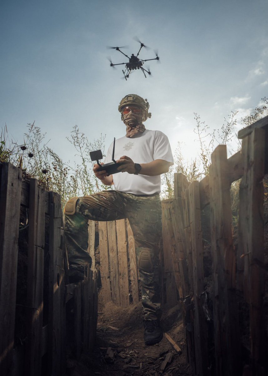 Бойовий шлях «Хартії» та дух хартійського братерства закарбувала мілітарі-спільнота Bad Stories Company. Це не просто футболка, а відбиток міці й звитяг «Хартії», вдягаючи який ви підтримуєте нашу бригаду та ділитеся її цінностями.