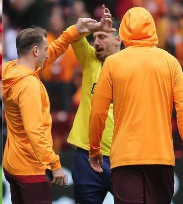 Biz sizin sakalınızı kestik. Sizde bizim kolumuzu kessenizde mert hakanı alsanız iyi cevap olur Fenerbahçe olarak şok olur pes ederiz
#keremaktürkoğlu