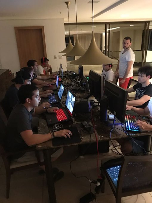 I don't understand why people aren't using AI agents yet.

Most people use ChatGPT and stop there.

Here are 12 underrated AI tools that are 10x more powerful: ⬇️