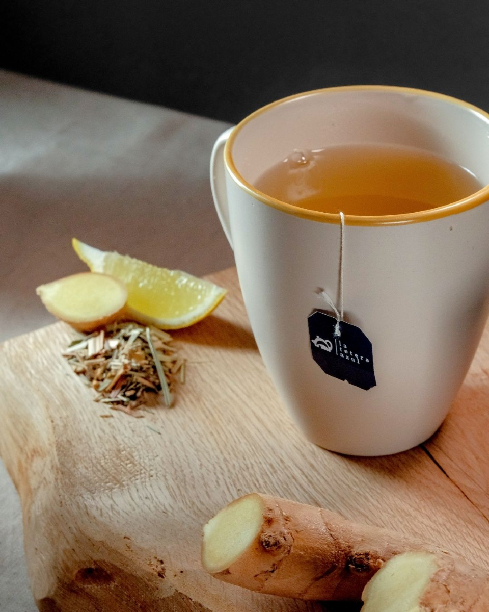 🍋🌿 Dale chispa a tu día con nuestra infusión Ginger Lemon de La Tetera Azul. La mezcla perfecta entre el toque cítrico de la hierba limón y la energía especiada del jengibre. 

 #LaTeteraAzul #infusiónvibrante #pharmadusbotanicals