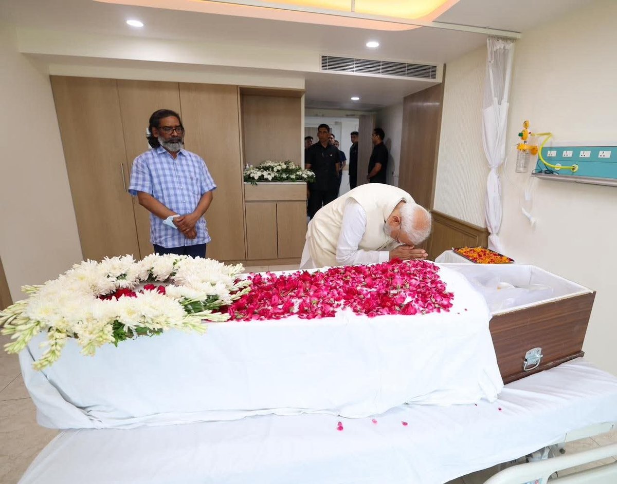 This is the beauty of democracy and display of matured leadership. Here not a CM but a son <a href="/HemantSorenJMM/">Hemant Soren</a> stands bereaved and <a href="/narendramodi/">Narendra Modi</a> consoling him not as a PM but head of a family.