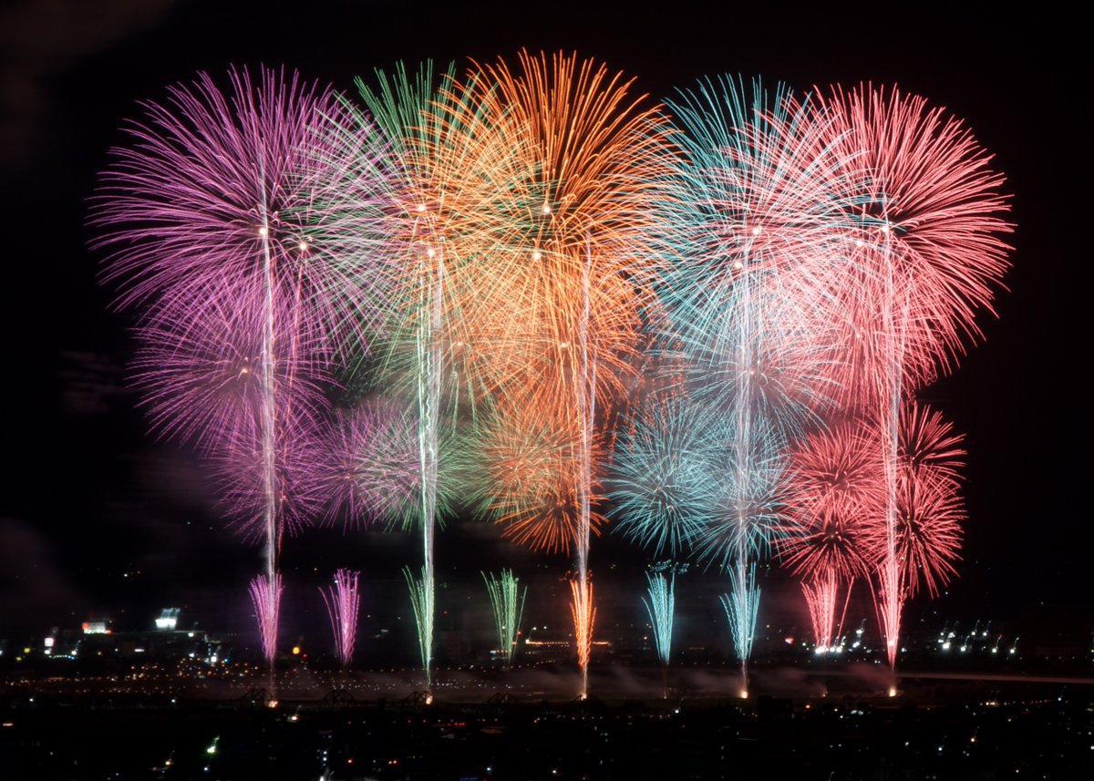 Yunta1970's tweet photo. 行ってきました、初・長岡花火大会🎇 '25/8/3(Sun)、東山ふれあい農業公園から見た大型花火全景📷🎆 https://t.co/dSzWpHyQNg