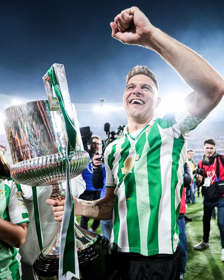 🟢⚪🔵 <a href="/joaquinarte_/">joaquin</a> #JoaquinSanchez eterno en #Andalucía: +528 partidos y 66 goles con el <a href="/RealBetis/">Real Betis Balompié 🌴💚</a>, 2 Copas del Rey (2005, 2022). En <a href="/MalagaCF/">Málaga CF</a>: 10 goles en 70 partidos. ¡622 partidos en LaLiga y goles en 4 décadas! Carisma, arte y legado que trasciende generaciones.