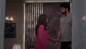 Pinkvilla247's tweet photo. The Height Difference That Has Us Swooning 🥹🦋💗

That adorable height gap between PraShiv is pure romance gold — making every scene more magical, more shippable, more them!

#PraShiv #KumkumBhagya #NamikPaul #PranaliRathod #HeightDifferenceGoals #TVJodiGoals #PraShivMagic https://t.co/jRS3evhxIn