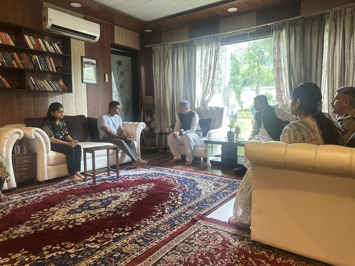 akashvermajknc's tweet photo. Hon’ble Chief Minister Jb. @OmarAbdullah Sahib, along with Cabinet Minister Jb. @JavedDar_NC Sahib, visited SSP Udhampur Shri Amod Nagpure Ji to offer heartfelt condolences on the tragic demise of his daughter.

They expressed deep sorrow and prayed for strength and peace to the bereaved family. 

@JKNC_