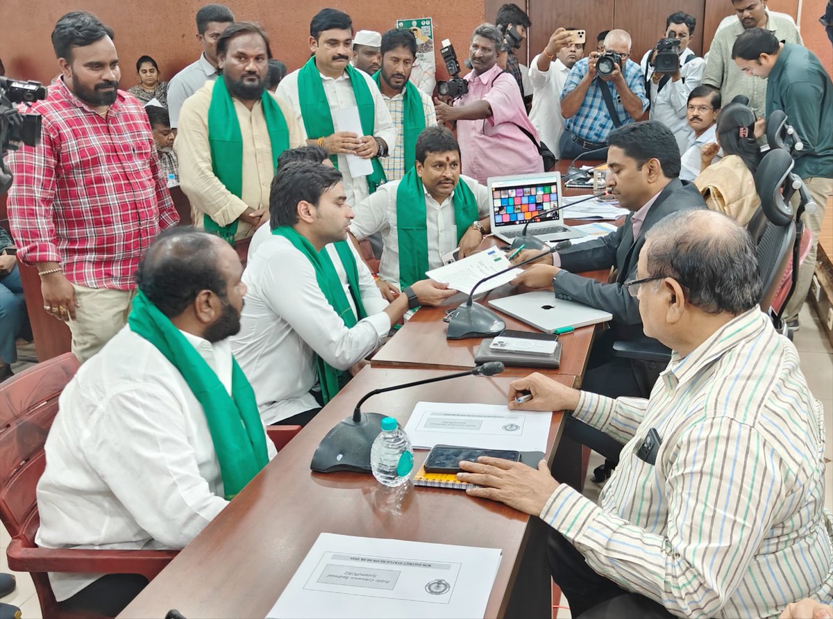 YSRCParty's tweet photo. #YSRCPForFarmers

రైతన్నలకు యూరియా,ఎరువుల కొరత,రైతులు ఎదుర్కొంటున్న సమస్యలను పరిష్కరించాలని  ఎన్టీఆర్ జిల్లా వై.యస్.ఆర్.కాంగ్రెస్ పార్టీ ఆధ్వర్యంలో విజయవాడ కలెక్టరేట్ లో కలెక్టర్ డా.లక్ష్మీషా గారిని కలిసిన ఎన్టీఆర్ జిల్లా అద్యక్షులు దేవినేని అవినాష్ గారు,మాజీ ఎమ్మెల్యేలు వేలంపల్లి శ్రీనివాస్ గారు,మల్లాది విష్ణు గారు,ఎమ్మెల్సీ మొండితోక అరుణ్ కుమార్ గారు,జగ్గయ్యపేట ఇంచార్జ్ తన్నీరు నాగేశ్వరరావు గారు,జిల్లా రైతు విభాగం అద్యక్షులు ఏలూరి శివాజీ గారు మరియు వైసీపీ నేతలు ...

#CBNFailedCM
#IdhiMunchePrabhutvam
#SadistChandraBabu
#MosagaduBabu