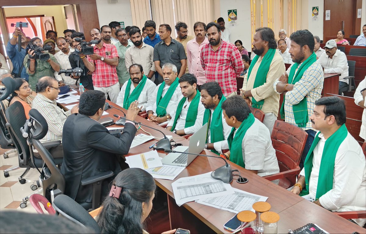 YSRCParty's tweet photo. #YSRCPForFarmers

రైతన్నలకు యూరియా,ఎరువుల కొరత,రైతులు ఎదుర్కొంటున్న సమస్యలను పరిష్కరించాలని  ఎన్టీఆర్ జిల్లా వై.యస్.ఆర్.కాంగ్రెస్ పార్టీ ఆధ్వర్యంలో విజయవాడ కలెక్టరేట్ లో కలెక్టర్ డా.లక్ష్మీషా గారిని కలిసిన ఎన్టీఆర్ జిల్లా అద్యక్షులు దేవినేని అవినాష్ గారు,మాజీ ఎమ్మెల్యేలు వేలంపల్లి శ్రీనివాస్ గారు,మల్లాది విష్ణు గారు,ఎమ్మెల్సీ మొండితోక అరుణ్ కుమార్ గారు,జగ్గయ్యపేట ఇంచార్జ్ తన్నీరు నాగేశ్వరరావు గారు,జిల్లా రైతు విభాగం అద్యక్షులు ఏలూరి శివాజీ గారు మరియు వైసీపీ నేతలు ...

#CBNFailedCM
#IdhiMunchePrabhutvam
#SadistChandraBabu
#MosagaduBabu