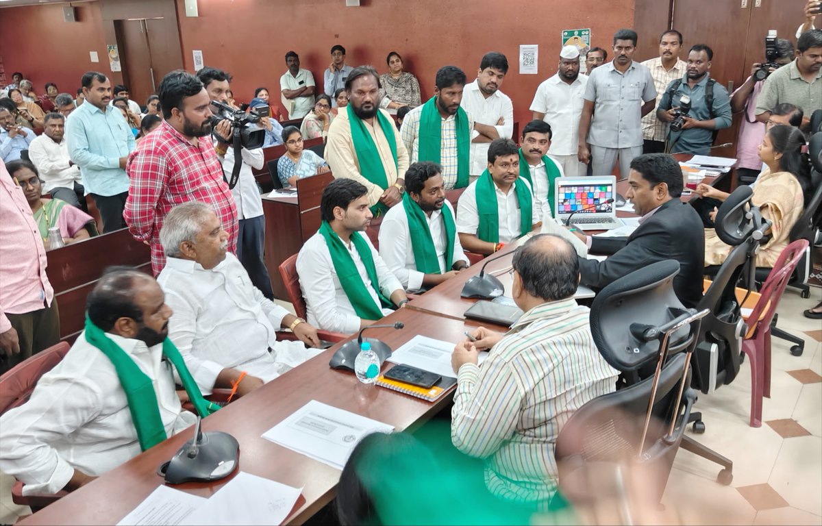 YSRCParty's tweet photo. #YSRCPForFarmers

రైతన్నలకు యూరియా,ఎరువుల కొరత,రైతులు ఎదుర్కొంటున్న సమస్యలను పరిష్కరించాలని  ఎన్టీఆర్ జిల్లా వై.యస్.ఆర్.కాంగ్రెస్ పార్టీ ఆధ్వర్యంలో విజయవాడ కలెక్టరేట్ లో కలెక్టర్ డా.లక్ష్మీషా గారిని కలిసిన ఎన్టీఆర్ జిల్లా అద్యక్షులు దేవినేని అవినాష్ గారు,మాజీ ఎమ్మెల్యేలు వేలంపల్లి శ్రీనివాస్ గారు,మల్లాది విష్ణు గారు,ఎమ్మెల్సీ మొండితోక అరుణ్ కుమార్ గారు,జగ్గయ్యపేట ఇంచార్జ్ తన్నీరు నాగేశ్వరరావు గారు,జిల్లా రైతు విభాగం అద్యక్షులు ఏలూరి శివాజీ గారు మరియు వైసీపీ నేతలు ...

#CBNFailedCM
#IdhiMunchePrabhutvam
#SadistChandraBabu
#MosagaduBabu