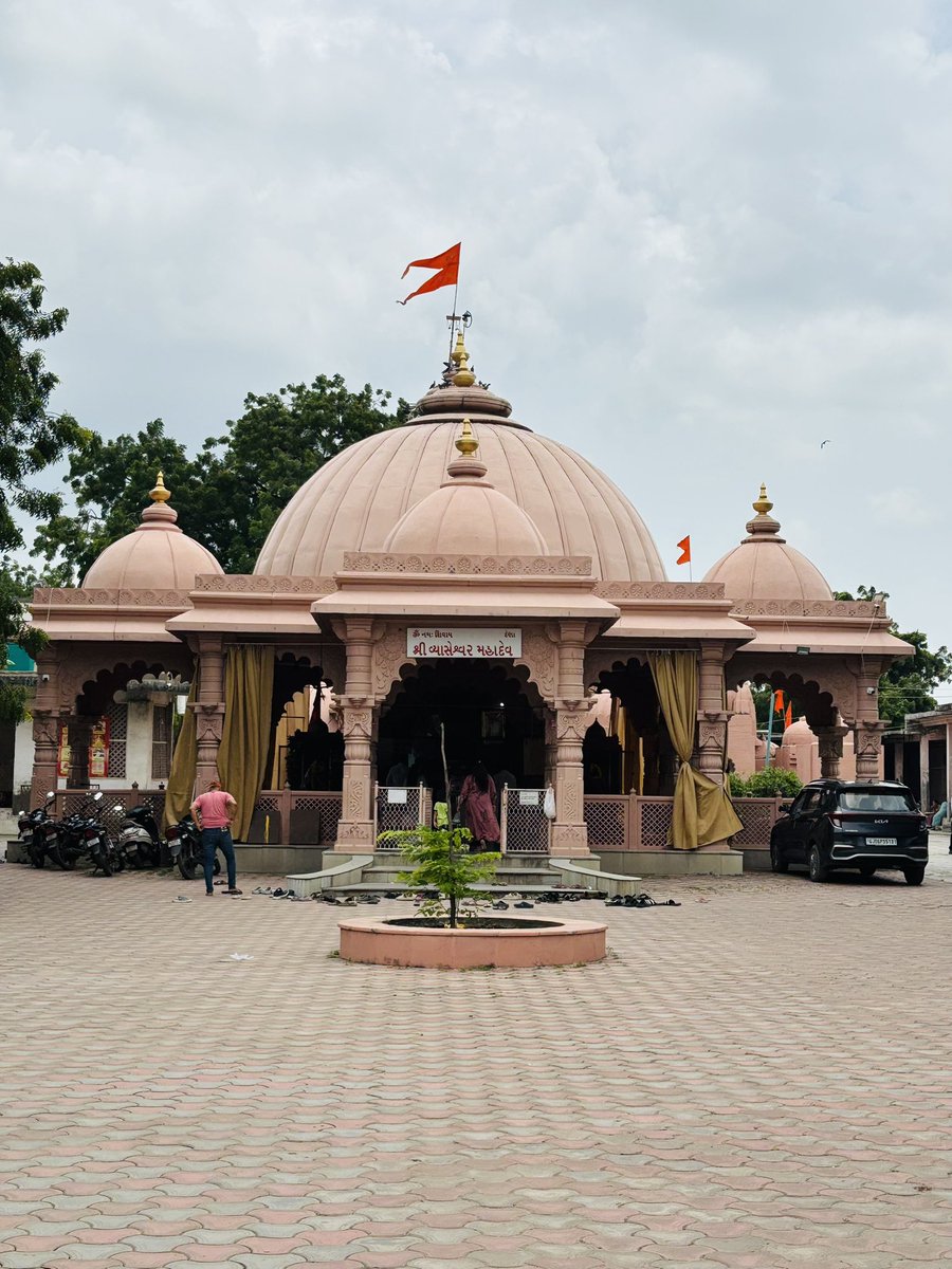 If you see this, Post a picture of a temple from your gallery!

📍 Vyayeshwar Mahadev Mandir 
      Village :- Dena 
      City      :- Vadodara 
     State    :- Gujarat