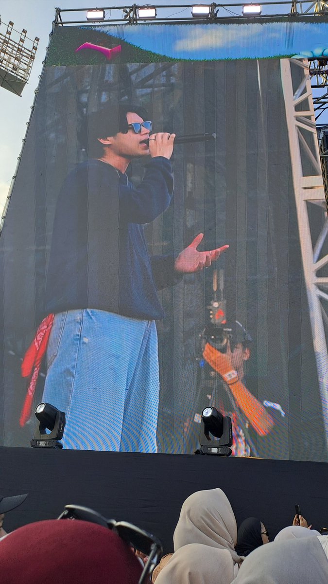 kali ke 2 nonton konser sendirian, gwenchana. untung dia keren