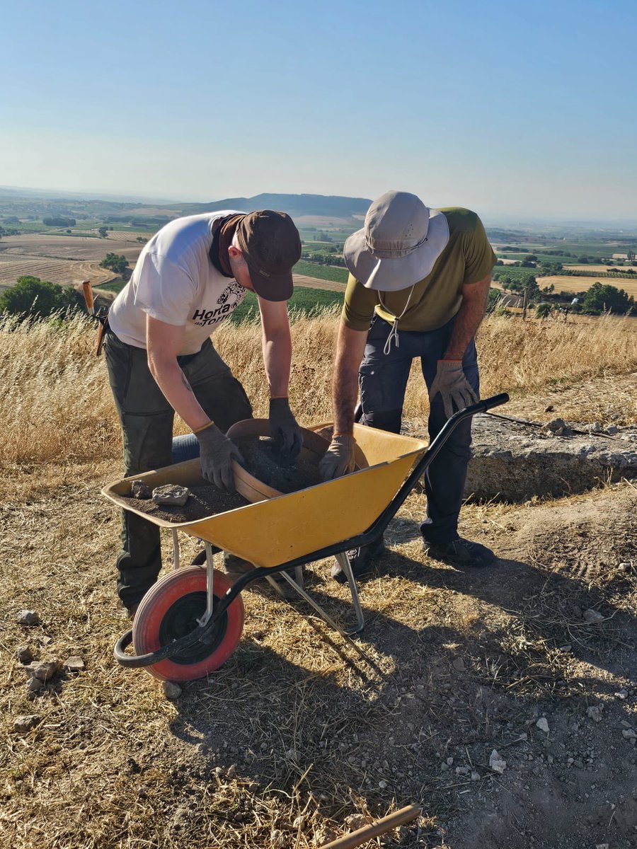 🏺En esta intervención también hemos estado cribando toda la tierra en busca de materiales de menor tamaño en la zona interior de la torre. 

📸 En la imagen podéis ver a nuestros compañeros Pedro A. Suárez y <a href="/pabloppezzr/">Pablo López Rubio</a> con las manos en la masa. 

#arqueourjc #arqueologia