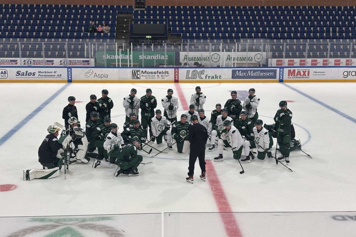 Hockeysäsongen 2025/2026 är igång för Färjestad.

Här är formationerna på premiärträningen.

vf.se/2025/08/04/sas… #fbkse