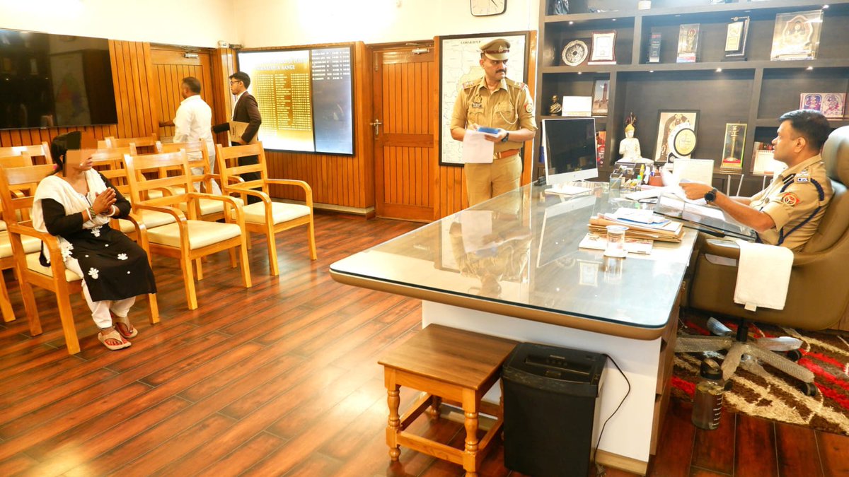 DIG Range Gorakhpur (@diggorakhpur) on Twitter photo рдЖрдЬ рдкрд░рд┐рдХреНрд╖реЗрддреНрд░реАрдп рдХрд╛рд░реНрдпрд╛рд▓рдп рдореЗрдВ рдЖрдП рд╣реБрдП рдЖрдЧрдВрддреБрдХреЛрдВ рдХреА рд╕рдорд╕реНрдпрд╛рдУрдВ рдХреЛ рд╕реБрдирд╛ рдЧрдпрд╛ рддрдерд╛ рдЬрдирд╕реБрдирд╡рд╛рдИ рдХреЗ рджреМрд░рд╛рди рдкреНрд░рд╛рдкреНрдд рд╢рд┐рдХрд╛рдпрддреЛрдВ рдХреЗ рдЧреБрдгрд╡рддреНрддрд╛рдкреВрд░реНрдг рдПрд╡рдВ рд╕рдордпрдмрджреНрдз рдирд┐рд╕реНрддрд╛рд░рдг рд╣реЗрддреБ рд╕рдореНрдмрдиреНрдзрд┐рдд рдХреЛ рдирд┐рд░реНрджреЗрд╢рд┐рдд рдХрд┐рдпрд╛ рдЧрдпрд╛ред
#UPPolice
#UPPoliceInNews рдЖрдЬ рдкрд░рд┐рдХреНрд╖реЗрддреНрд░реАрдп рдХрд╛рд░реНрдпрд╛рд▓рдп рдореЗрдВ рдЖрдП рд╣реБрдП рдЖрдЧрдВрддреБрдХреЛрдВ рдХреА рд╕рдорд╕реНрдпрд╛рдУрдВ рдХреЛ рд╕реБрдирд╛ рдЧрдпрд╛ рддрдерд╛ рдЬрдирд╕реБрдирд╡рд╛рдИ рдХреЗ рджреМрд░рд╛рди рдкреНрд░рд╛рдкреНрдд рд╢рд┐рдХрд╛рдпрддреЛрдВ рдХреЗ рдЧреБрдгрд╡рддреНрддрд╛рдкреВрд░реНрдг рдПрд╡рдВ рд╕рдордпрдмрджреНрдз рдирд┐рд╕реНрддрд╛рд░рдг рд╣реЗрддреБ рд╕рдореНрдмрдиреНрдзрд┐рдд рдХреЛ рдирд┐рд░реНрджреЗрд╢рд┐рдд рдХрд┐рдпрд╛ рдЧрдпрд╛ред
#UPPolice
#UPPoliceInNews