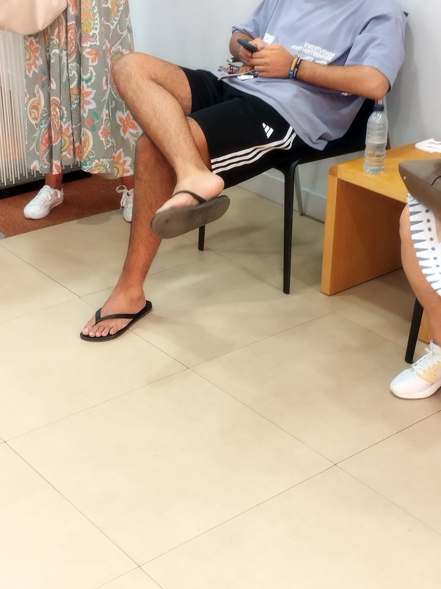 Muchas banderita de España, pero estamos en el banco y hay personas mayores y no se le ocurre ceder su asiento