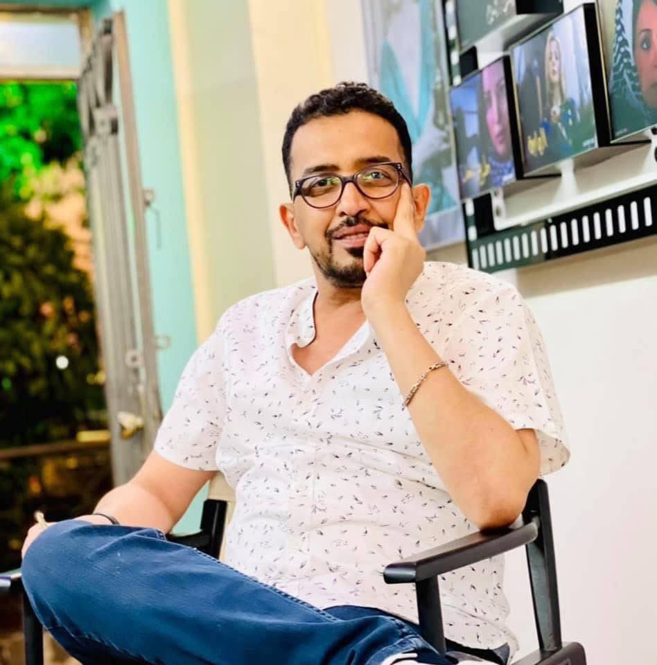 #مهدي_طالب
الضحكة الجميلة والصادحة تنسحب من شوارع بغداد 
عرفت بتعافيه قبل مدة، فإذا به يرحل اليوم مخرجاً شاباً لم يحقق كل ما كان يخطط إليه.
#العراق
#بغداد
#رحيل