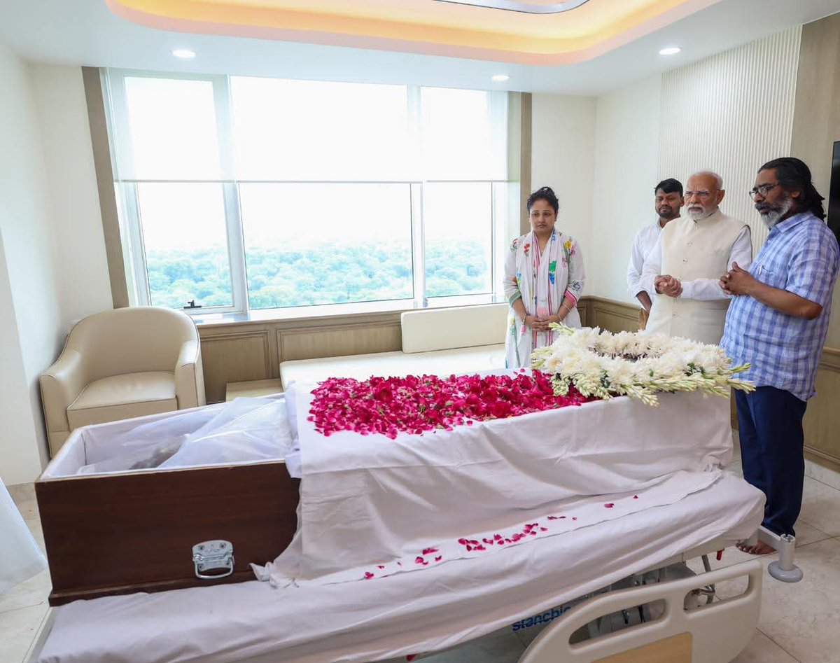 माननीय प्रधानमंत्री श्री <a href="/narendramodi/">Narendra Modi</a> जी ने आज नई दिल्ली में झारखण्ड के पूर्व मुख्यमंत्री, मा. राज्यसभा सांसद 'दिशोम गुरु' श्रद्धेय शिबू सोरेन जी को श्रद्धांजलि अर्पित की तथा झारखण्ड के मा. मुख्यमंत्री श्री <a href="/HemantSorenJMM/">Hemant Soren</a> जी को ढांढस बंधाते हुए अपनी संवेदनाएं व्यक्त की।