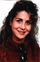 Mayka Pérez Márquez tenía 30 años cuando en mayo del 2000 fue asesinada de un disparo por su pareja Ángel Andrés Ferreiro, policía nacional que trabajó para la Brigada de Información como infiltrado en Barcelona y en Euskadi. Ésta es su historia ⏬
(Vía @/infiltracionesm en IG)