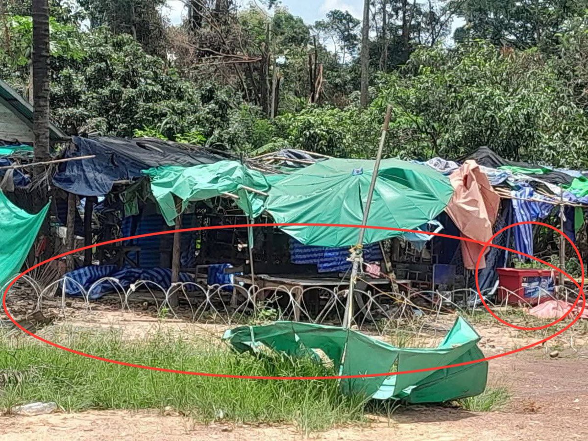 jongdeung's tweet photo. The Thai Army Forces entered the Cambodian village of An Seh, bringing barbed wire, excavator, and armed troops—an unmistakable violation of the ceasefire agreement and a direct invasion of Cambodian territory.

#StopThailandAggression
#ExposeThailandLies https://t.co/vW7iRd1dFj