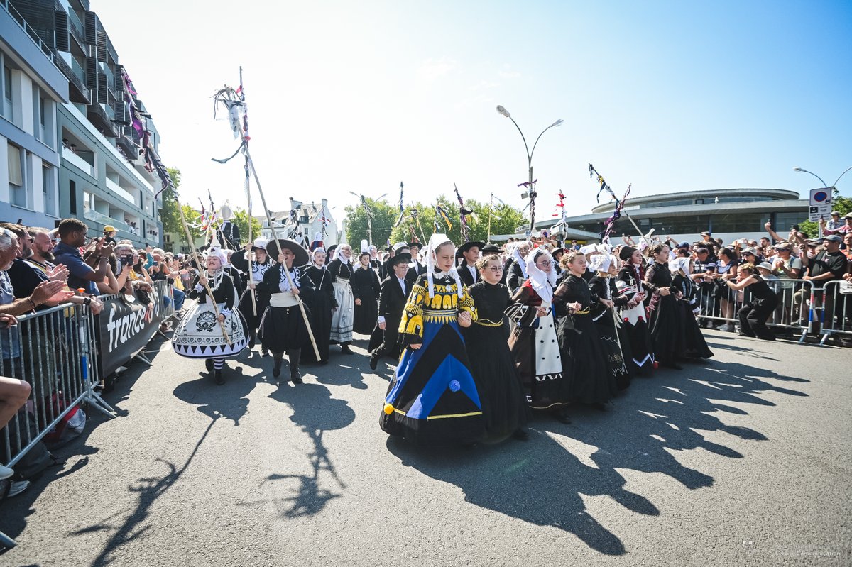 #interceltique25 |
Magnifique grande parade du Festival Interceltique de Lorient sous le soleil dans les rues de #Lorient hier matin😃 avec les cousins d'Amérique en invités d'honneur.
Bravo aux artistes, petits et grands, et merci pour le spectacle !👏