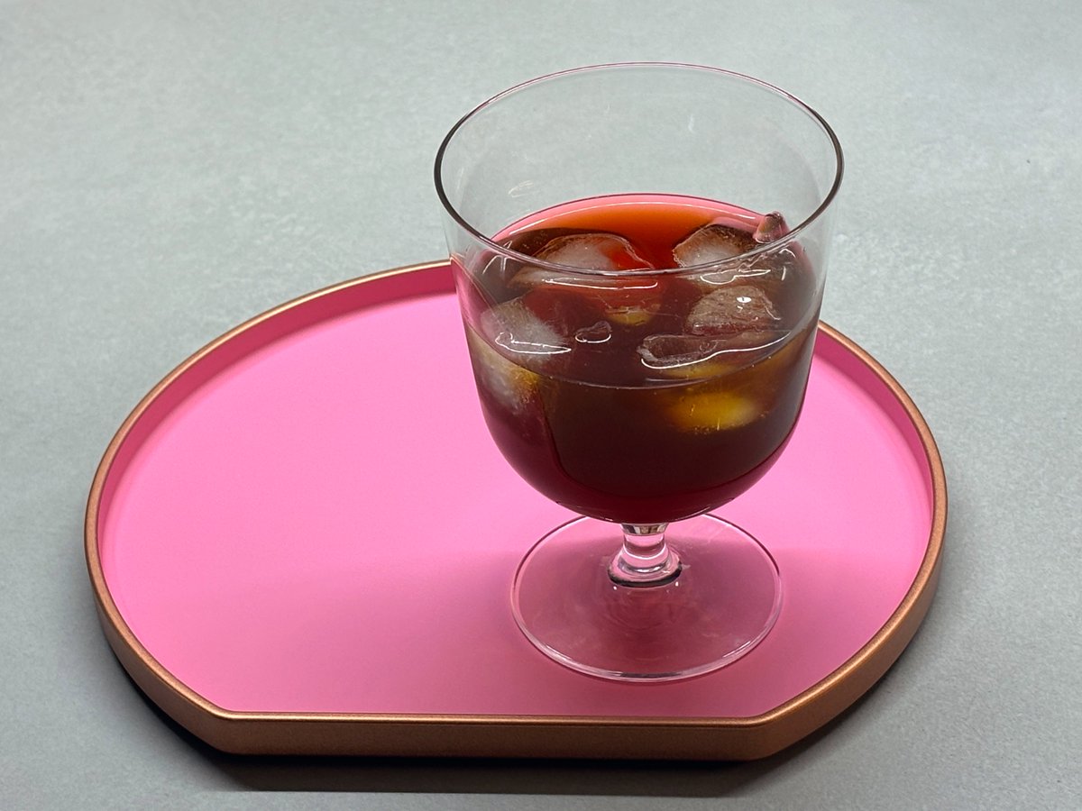 여름커피를 마시는 길지 않은 시간동안, 추리소설속 고독한 용의자를 생각한다. 허무한 진실이 되지 않길 바라는 마음같은., 반전을 꿈꾸는 오늘의 커피였다.