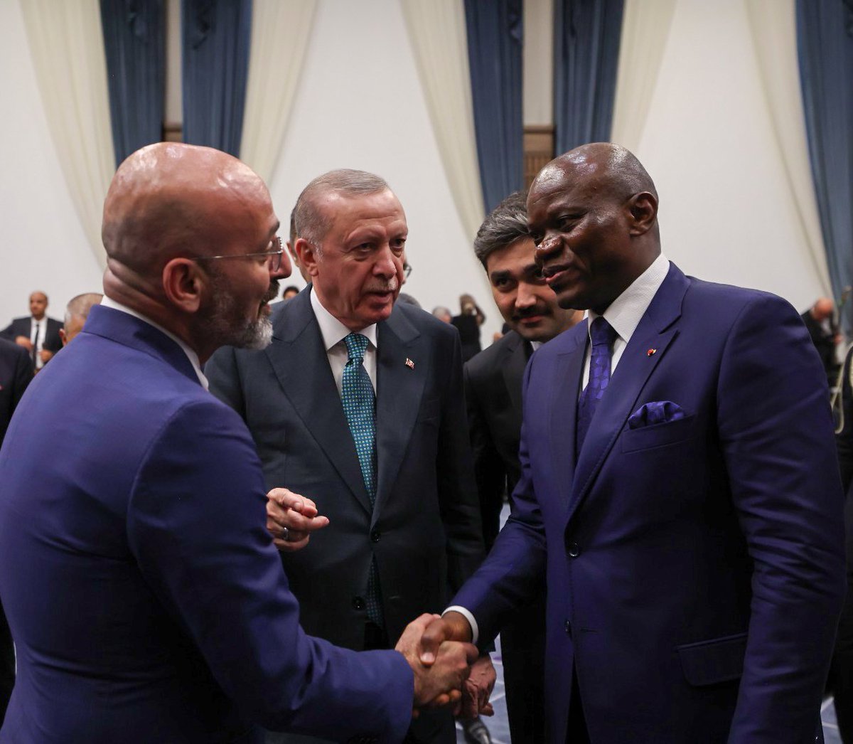 Mahmut M. Özdil (@mahmut_m_ozdil) on Twitter photo Cumhurbaşkanımız Sayın <a href="/RTErdogan/">Recep Tayyip Erdoğan</a> ile Gabon Cumhurbaşkanı Sayın Brice Clotaire Oligui Nguema’nın Cumhurbaşkanlığı Külliyesi’ndeki buluşmaları vesilesiyle, kendilerine Gabon’daki eğitim faaliyetlerimizden bahsetme fırsatı buldum. Sayın Nguema’nın faaliyetlerimizi bu derece Cumhurbaşkanımız Sayın <a href="/RTErdogan/">Recep Tayyip Erdoğan</a> ile Gabon Cumhurbaşkanı Sayın Brice Clotaire Oligui Nguema’nın Cumhurbaşkanlığı Külliyesi’ndeki buluşmaları vesilesiyle, kendilerine Gabon’daki eğitim faaliyetlerimizden bahsetme fırsatı buldum. Sayın Nguema’nın faaliyetlerimizi bu derece