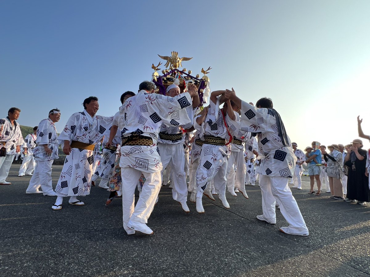 miyakejimaTA's tweet photo. 本日18時、富賀神社を出御され阿古��区を巡行された神輿が神輿堂（荒島神社）へ安置されました。
明日は伊ヶ谷地区へ。受け渡しの時間は16時の予定です。
#三宅島 #三宅村 #東京諸島 #巡り神輿 #富賀神社大祭 #tokyo11shima https://t.co/8wZZueRFxE