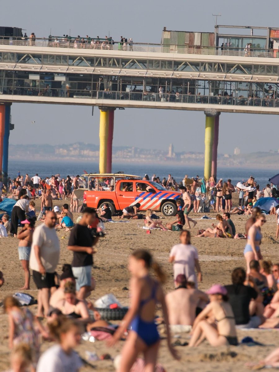 🚨Te midden van de zomerse drukte manoeuvreert onze strandauto soepel tussen badgasten door. Onze chauffeurs zijn opgeleid en staan paraat voor een snelle inzet bij een noodgeval, EHBO of geven ondersteuning.
📸RobinStuip

#Reddingsbrigade #LifeguardOnDuty #VeiligStrand #denhaag