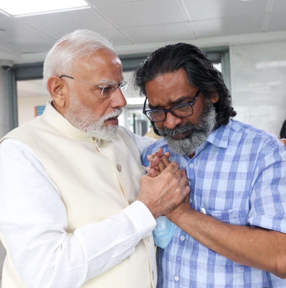 Shehzad Jai Hind (Modi Ka Parivar) (@shehzad_ind) on Twitter photo This is why PM <a href="/narendramodi/">Narendra Modi</a> is different from Congress
Hemant Soren & JMM is not an ally of BJP
They are one of the strongest critics & opponents
But in time of a personal loss - this is how PM Modi embraces
I spent my entire teenage & youth for Congress.. was a bitter This is why PM <a href="/narendramodi/">Narendra Modi</a> is different from Congress
Hemant Soren & JMM is not an ally of BJP
They are one of the strongest critics & opponents
But in time of a personal loss - this is how PM Modi embraces
I spent my entire teenage & youth for Congress.. was a bitter