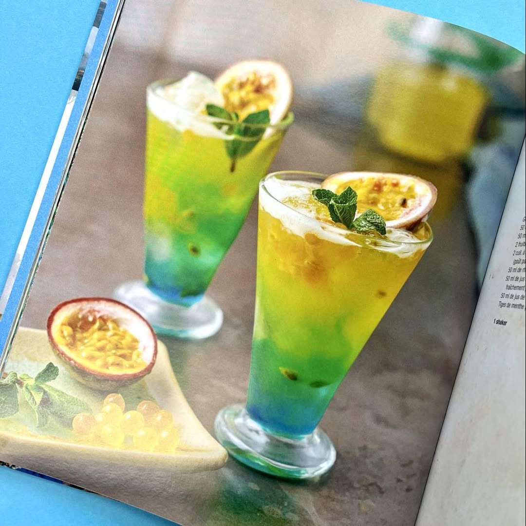 HUGINNMUNINNOFF's tweet photo. Vous ne savez pas quoi manger cette semaine ? 🍽️
Et si vous vous mettiez aux fourneaux pour cuisiner un menu #Avatar ? 💙

🍸🍲🍞🍰

Toutes ces recettes officielles, et beaucoup d’autres, sont à retrouver dans Les recettes de Pandora, actuellement disponible en librairie 📚 https://t.co/ocw7iRQ8yX