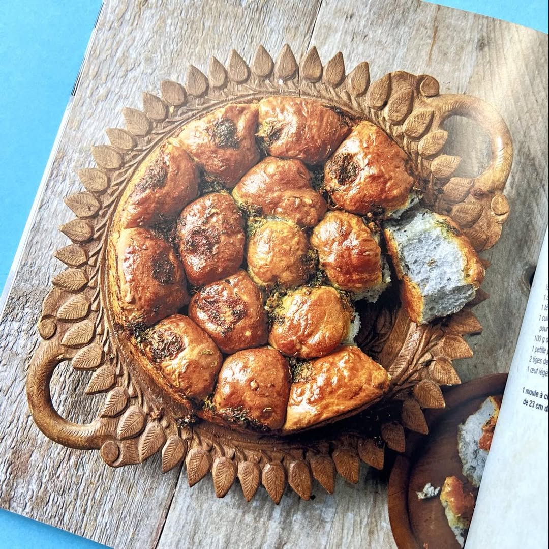 HUGINNMUNINNOFF's tweet photo. Vous ne savez pas quoi manger cette semaine ? 🍽️
Et si vous vous mettiez aux fourneaux pour cuisiner un menu #Avatar ? 💙

🍸🍲🍞🍰

Toutes ces recettes officielles, et beaucoup d’autres, sont à retrouver dans Les recettes de Pandora, actuellement disponible en librairie 📚 https://t.co/ocw7iRQ8yX