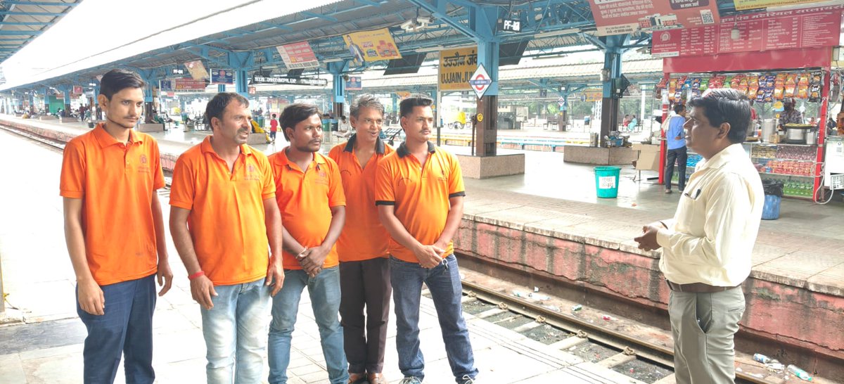 पश्चिम रेलवे के रतलाम मंडल पर 01 से 15 अगस्‍त, 2025 तक मनाये जा रहे स्‍वच्‍छता अभियान के तहत उज्‍जैन रेलवे स्‍टेशन पर यात्रियों एवं स्‍टॉल के वेंडरों को स्‍टेशन परिसर में गंदगी नहीं करने, डस्‍टबीन का उपयोग करने एवं स्‍टेशन परिसर पर स्‍वच्‍छता बनाये रखने में सहयोग करने के लिए