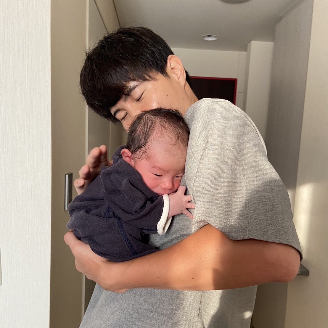 kakutakazuho's tweet photo. 今日もかくお(仮)に会ってきました。
オムツ替えとミルクに挑戦。ゲップも出してもらいました🤲
初めてのことばかりですが、引き続きなんでもやってみる精神✊

子育ての相談等も徐々に増えてます…🔥 https://t.co/hwAbl4OgS1