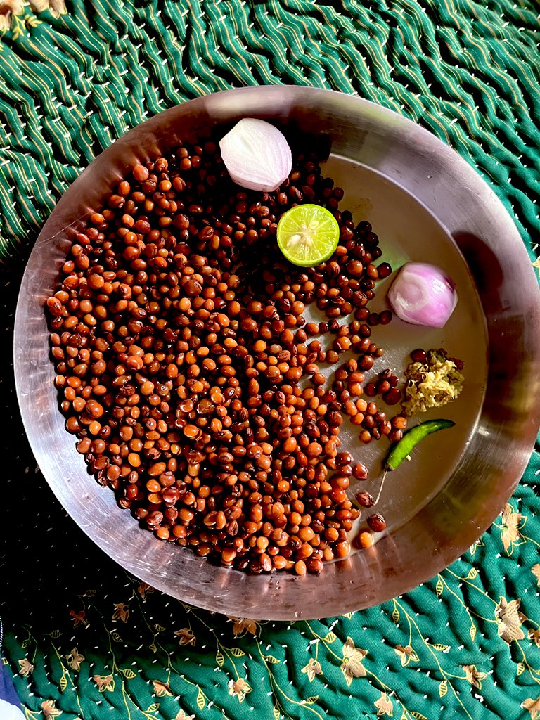 घुघनी+मट्ठा +नीबू +प्याज +बुकल नीमक +हरी मिर्च 
आपके यहाँ जो भी कहते हों कवनो फ़र्क़ नहीं पड़ता स्वाद एकदम लाजवाब है 😋😋😋