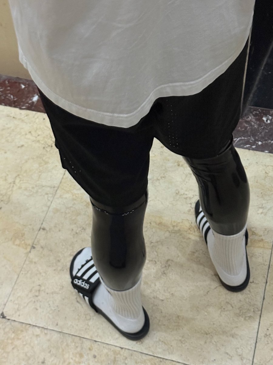 heademptyness's tweet image. 久到我不记得穿了多长时间 好像一直穿着 连着睡了三晚