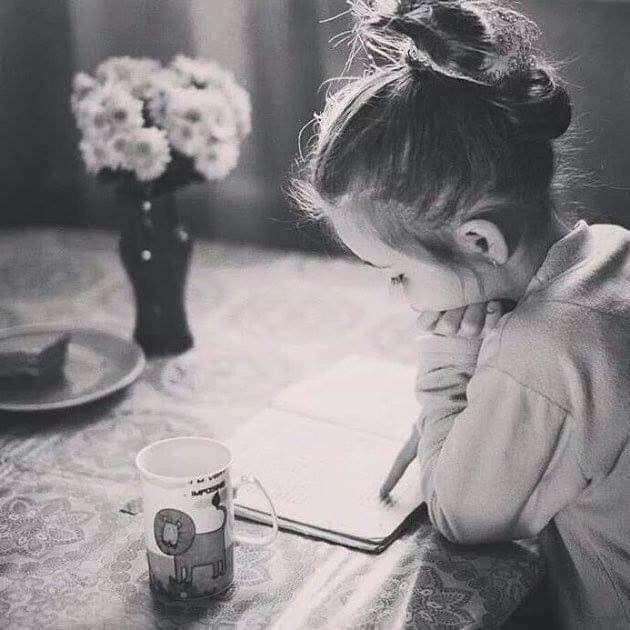 "Es un consuelo maravilloso sentarse solo bajo una lámpara, un libro extendido delante de ti, y comunicarse con alguien del pasado a quien nunca has conocido".
Yoshida Kenko