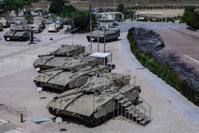 אלוף במיל' דורון אלמוג, יו"ר הסוכנות היהודית, התקומם נגד ביזוי אנדרטת "יד לשריון" בלטרון: "כ-200 תלמידי ישיבות הגיעו למקום וחיללו אותו, פגעו בחיילים ששמרו שם ורקדו ברחבת שמות הנופלים. יש פה שבר עצום מבחינתי, אלו הרוגי מלכות"

כאן רשת ב 🎙️ | #בחציהיום
<a href="/perez_esty/">esty perez אסתי פרז בן-עמי</a> 
(צילום: אבשלום