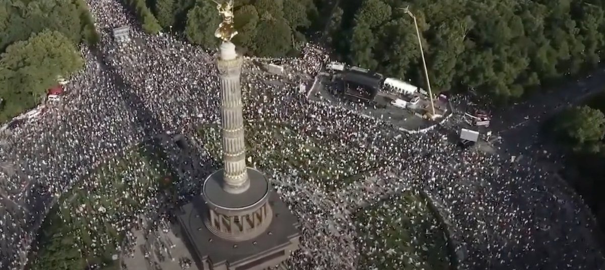NetworkQfm's tweet photo. Querdenken-Demonstration in Berlin - Tausende protestieren für den Frieden... https://t.co/Sh745vxWXf https://t.co/lowk6jT5Il